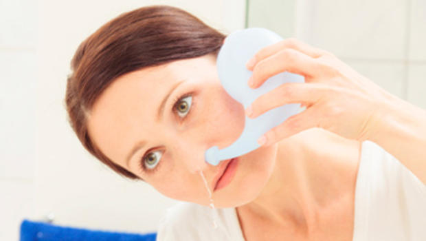 Vệ sinh mũi đúng cách với nước muối giúp làm sạch và thông thoáng mũi