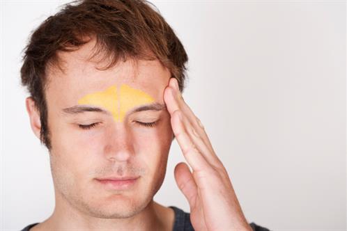 Dấu hiệu viêm xoang chán Viêm xoang trán thường gây đau nhức vùng mặt, đặc biệt là đau nhức tại hai bên trán ngang lông mày