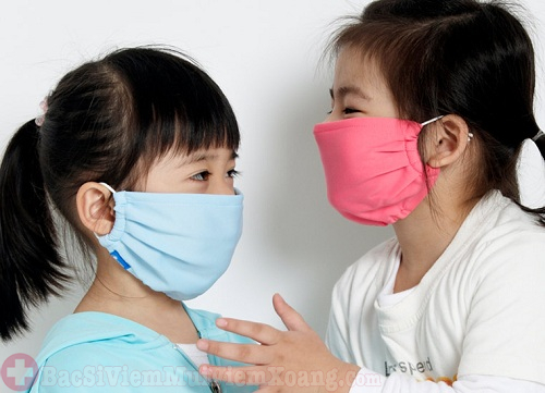 Đeo khẩu trang khi ra đường phòng ngừa bệnh viêm xoang bệnh viêm xoang có lây qua đường hô hấp không