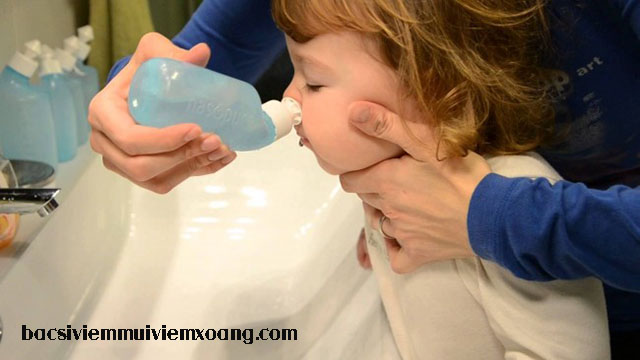 Rửa mũi quá nhiều lần trong ngày - sai lầm thường gặp khi chữa sổ mũi ở trẻ