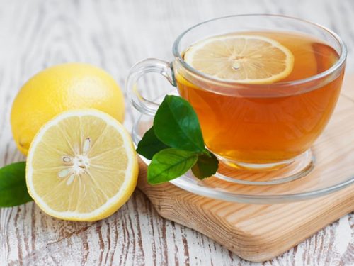 Dùng mật ong với chanh và nước ấm