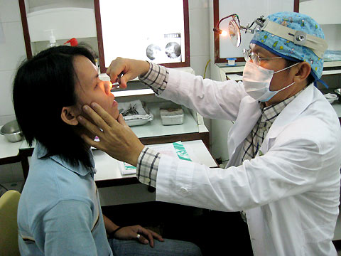 bác sĩ khám viêm xoang Cách chữa viêm xoang dị ứng bằng tây y - Viem mui xoang