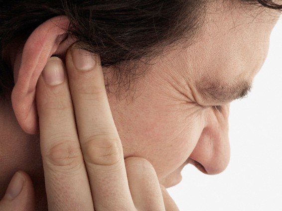 Viêm tai, ù tai,... là triệu chứng phụ ở bệnh nhân viêm xoang do ứ đọng mủ và dịch tiết