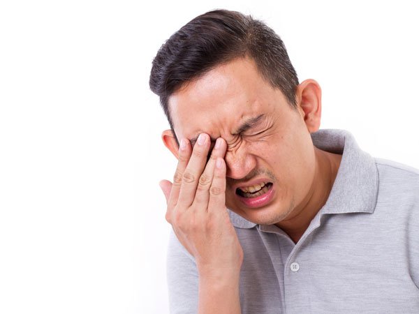 Đau nhức vùng đầu, nặng mặt cũng là một trong những dấu hiệu điển hình của bệnh viêm xoang