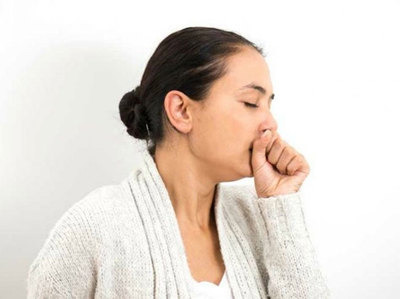Viêm xoang bướm có thể gây ra các vấn đề tai mũi họng như khó nuốt, vướng họng, có đờm