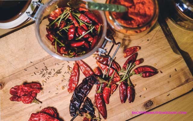 Người viêm họng nên tránh ăn những thực phẩm cay nóng - viêm họng tránh ăn gì Viêm họng tránh ăn gì? viêm họng cấp kiêng ăn gì - viêm họng tránh ăn gì