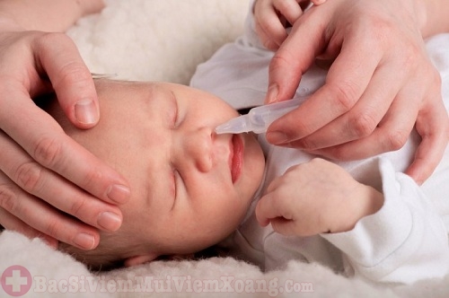 Nhỏ mũi cho trẻ khi bị viêm mũi dị ứng