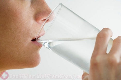 Sau phẫu thuật viêm xoang nên uống nhiều nước