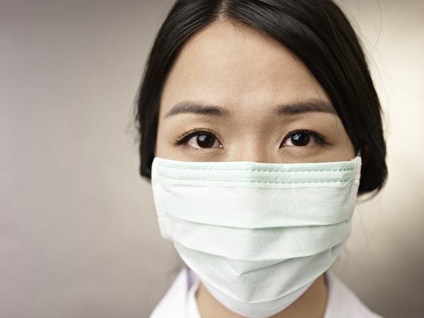 Mang khẩu trang khi ra ngoài để tránh các tác nhân xâm nhập vùng mũi, họng