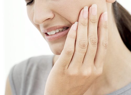 Đau nhức vùng mặt, vùng má do viêm xoang hàm