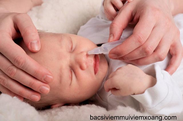 Nhỏ nước muối mẹo chữa nghẹt mũi ở trẻ em