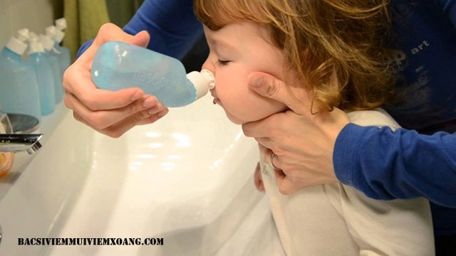 Chữa bệnh viêm mũi dị ứng ở trẻ em bằng cách rửa mũi cho trẻ