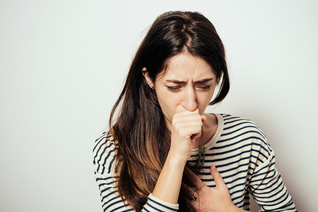 Ho khan là một trong các triệu chứng của bệnh viêm họng hạt