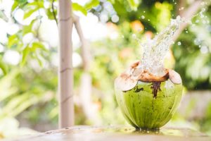 Duy trì thói quen uống nước dừa khi bị viêm họng