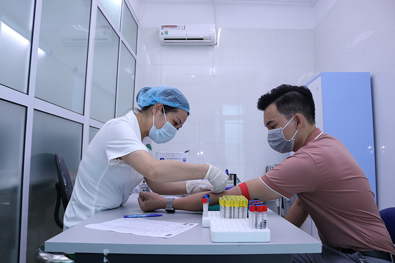 Người bệnh khám, chữa viêm xoang mãn tính tại Quân dân 102 Người bệnh khám, chữa viêm xoang mãn tính tại Quân dân 102