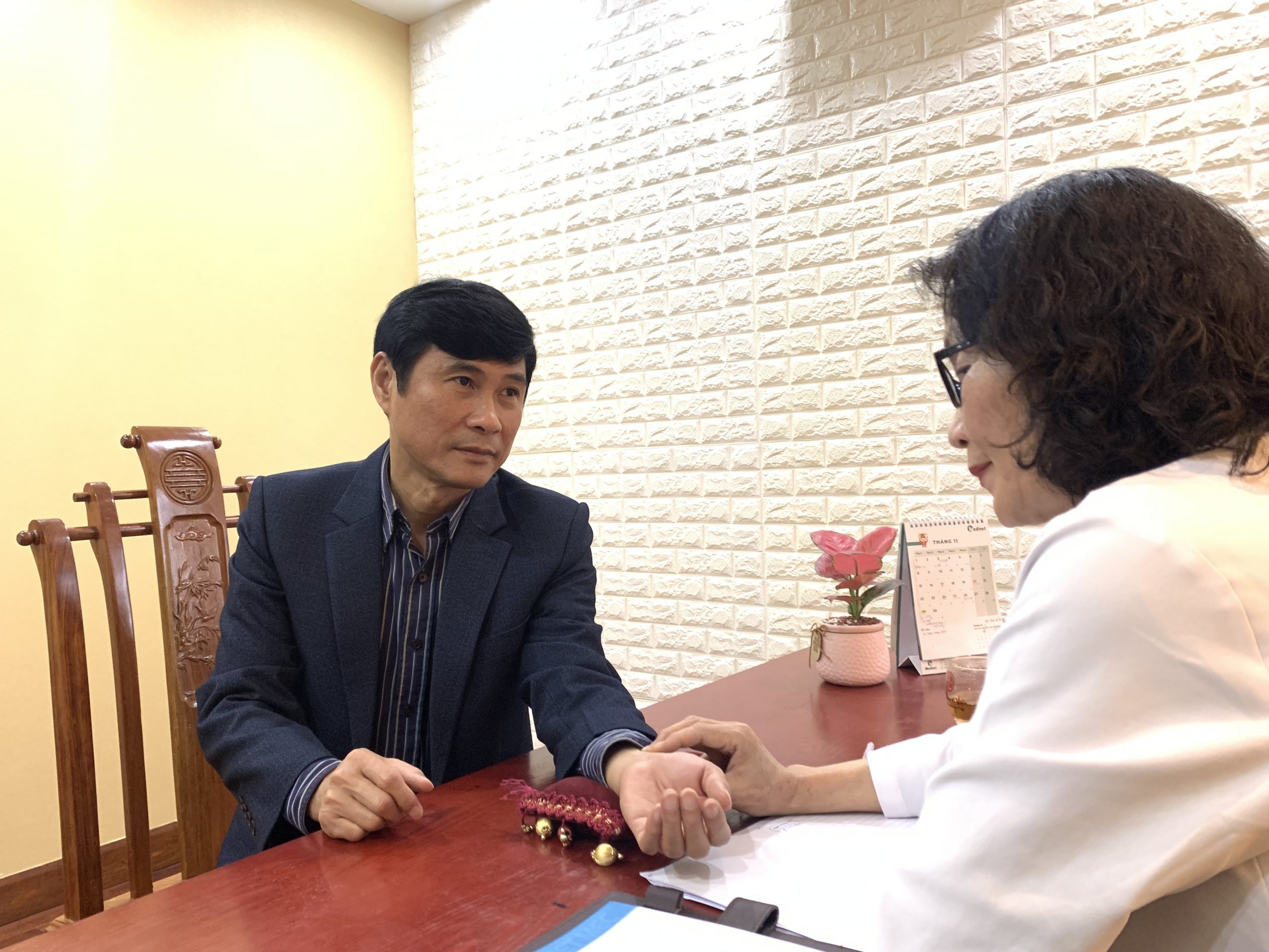 Anh Phạm Đức Hà thăm khám cùng bác sĩ Lê Phương