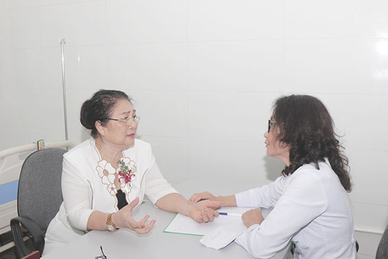Bác sĩ Lê Phương thăm khám viêm xoang cho nghệ sĩ Kim Xuyến Bác sĩ Lê Phương thăm khám viêm xoang cho nghệ sĩ Kim Xuyến